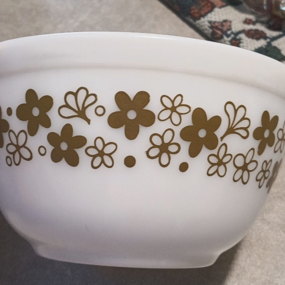 Vintage Crazy Daisy 1.5 qt. mixing bowl